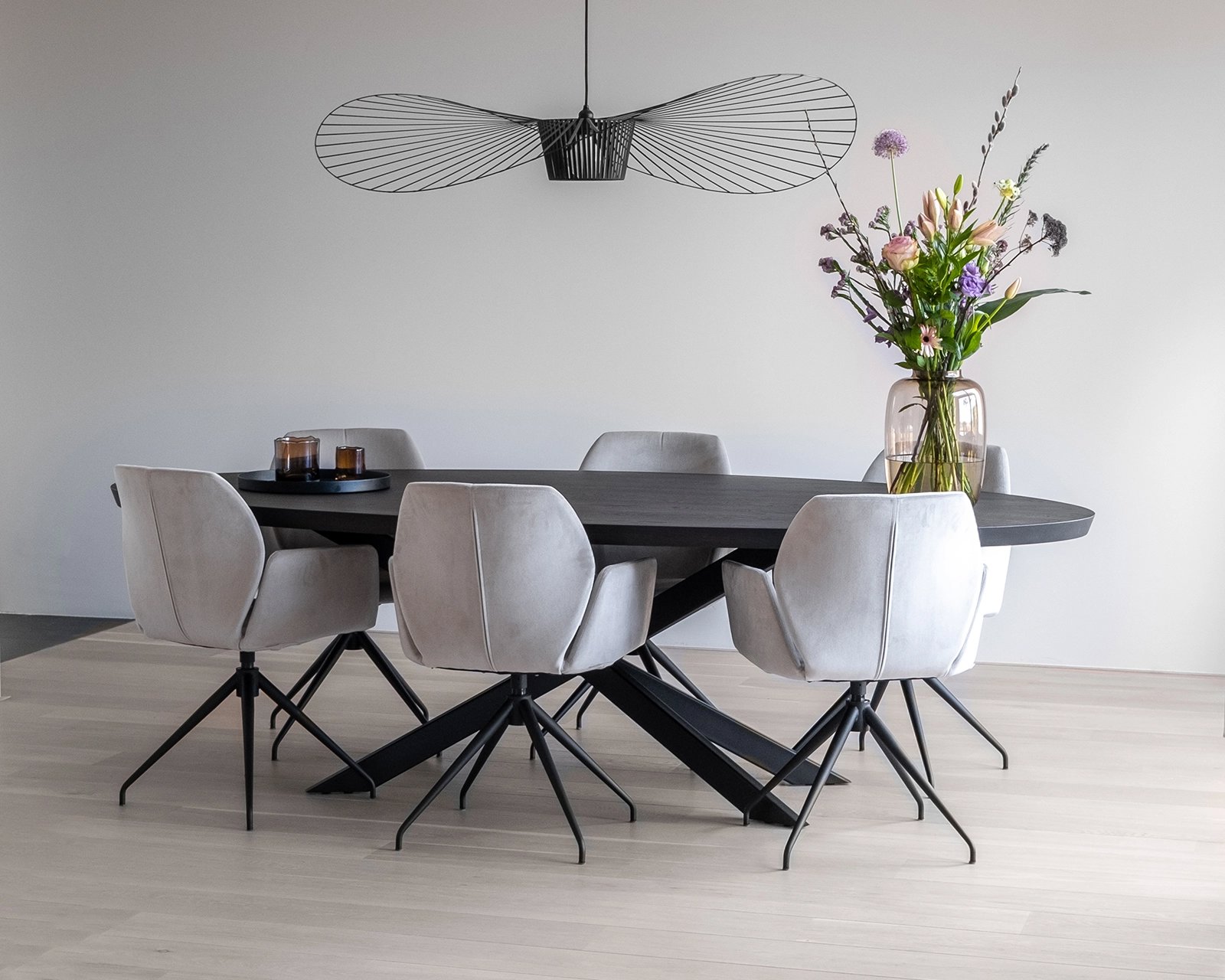 Ovale eikenhouten eettafel Gap. Mood #95 stoelen in juke - pearl.