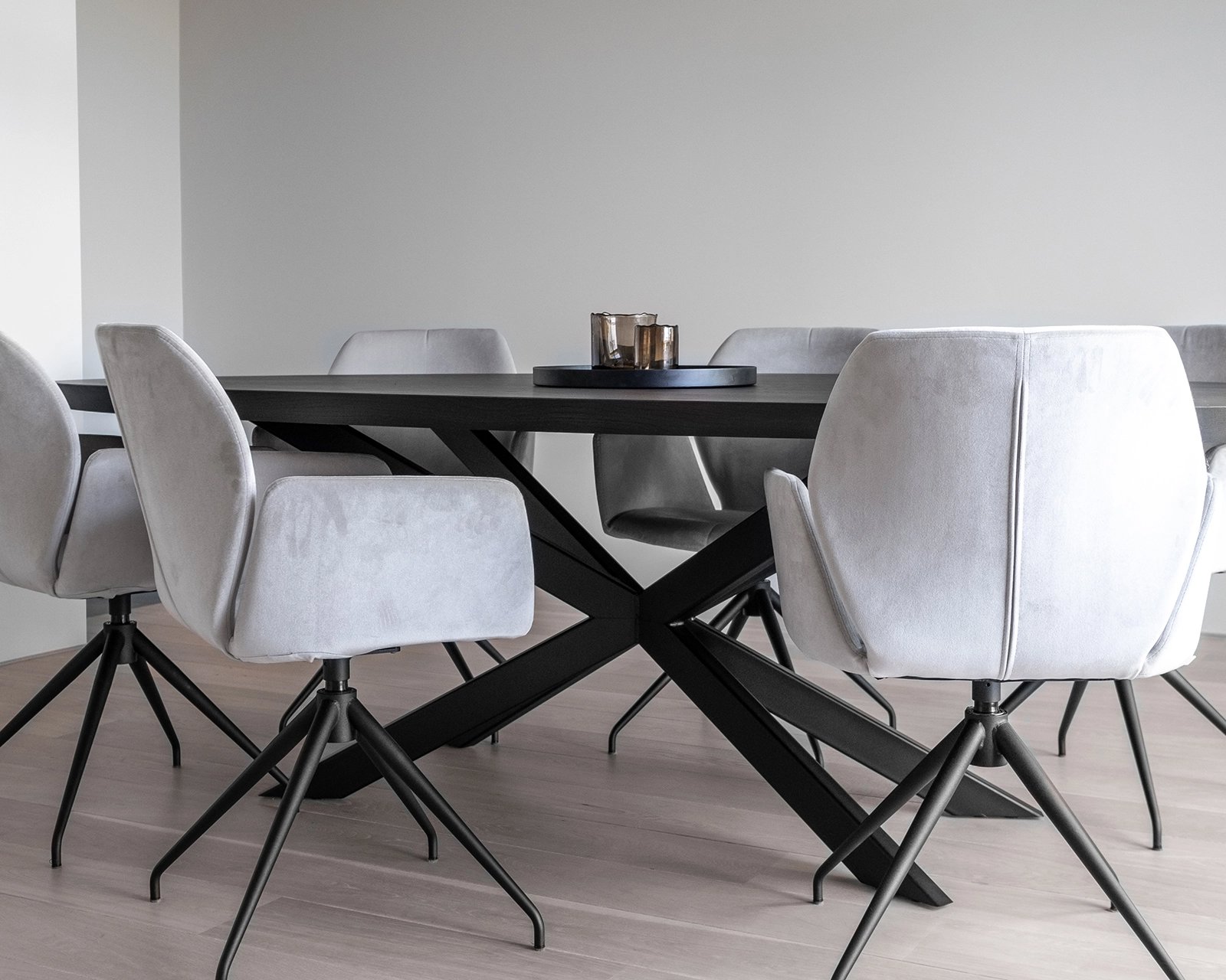Ovale eikenhouten eettafel Gap. Mood #95 stoelen in juke - pearl.