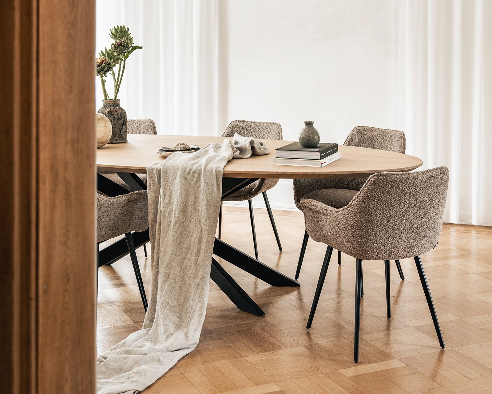 Ovale eikenhouten eettafel Gap met Billy stoelen in papyrus - 07. 