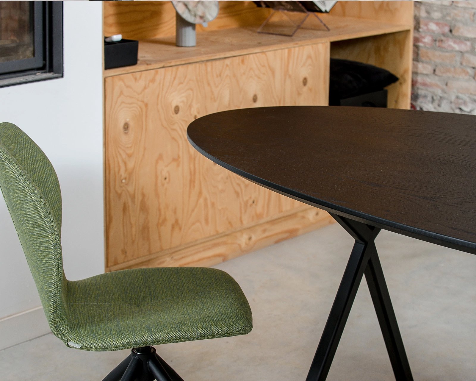 Ovale eikenhouten eettafel Lachaud. Mood #91 in berry - green.