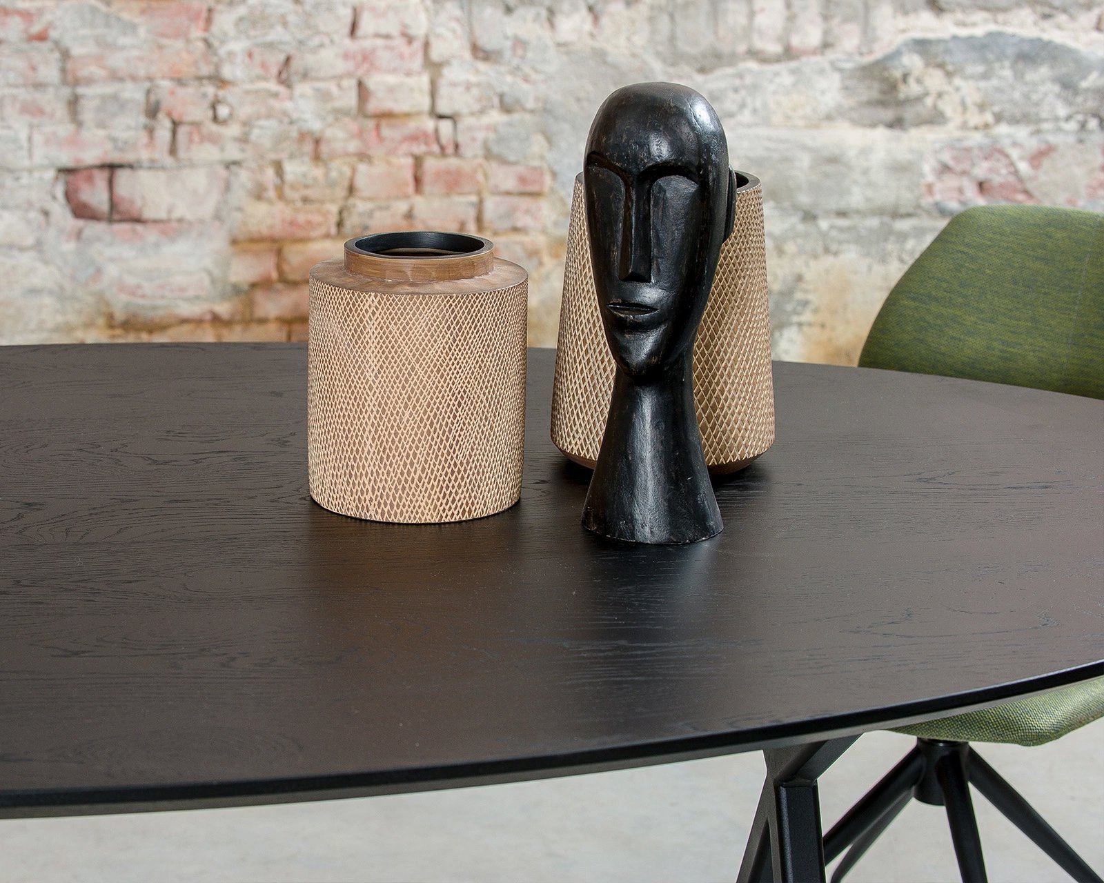 Ovale eikenhouten eettafel Lachaud. Mood #91 in berry - green.