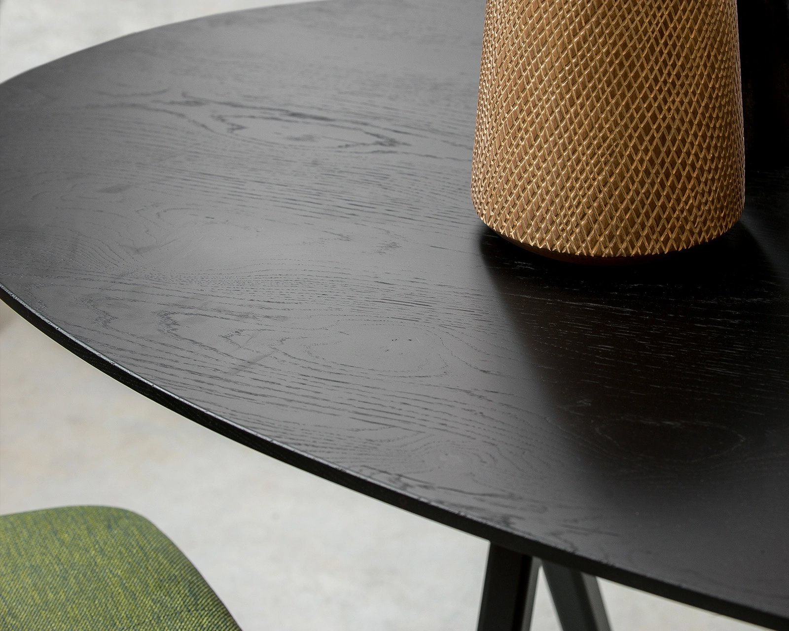 Ovale eikenhouten eettafel Lachaud. Mood #91 in berry - green.