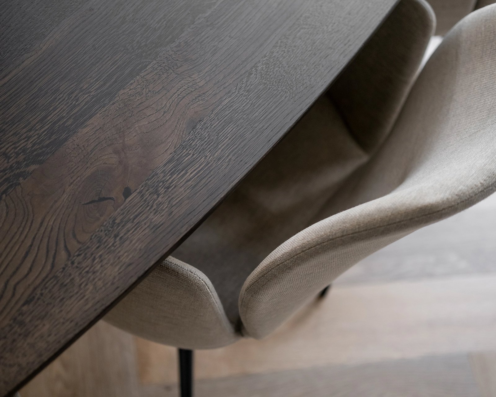 Deens ovale eikenhouten eettafel Lachaud, black smoke intense. Mood #95 stoelen in mango - beige.