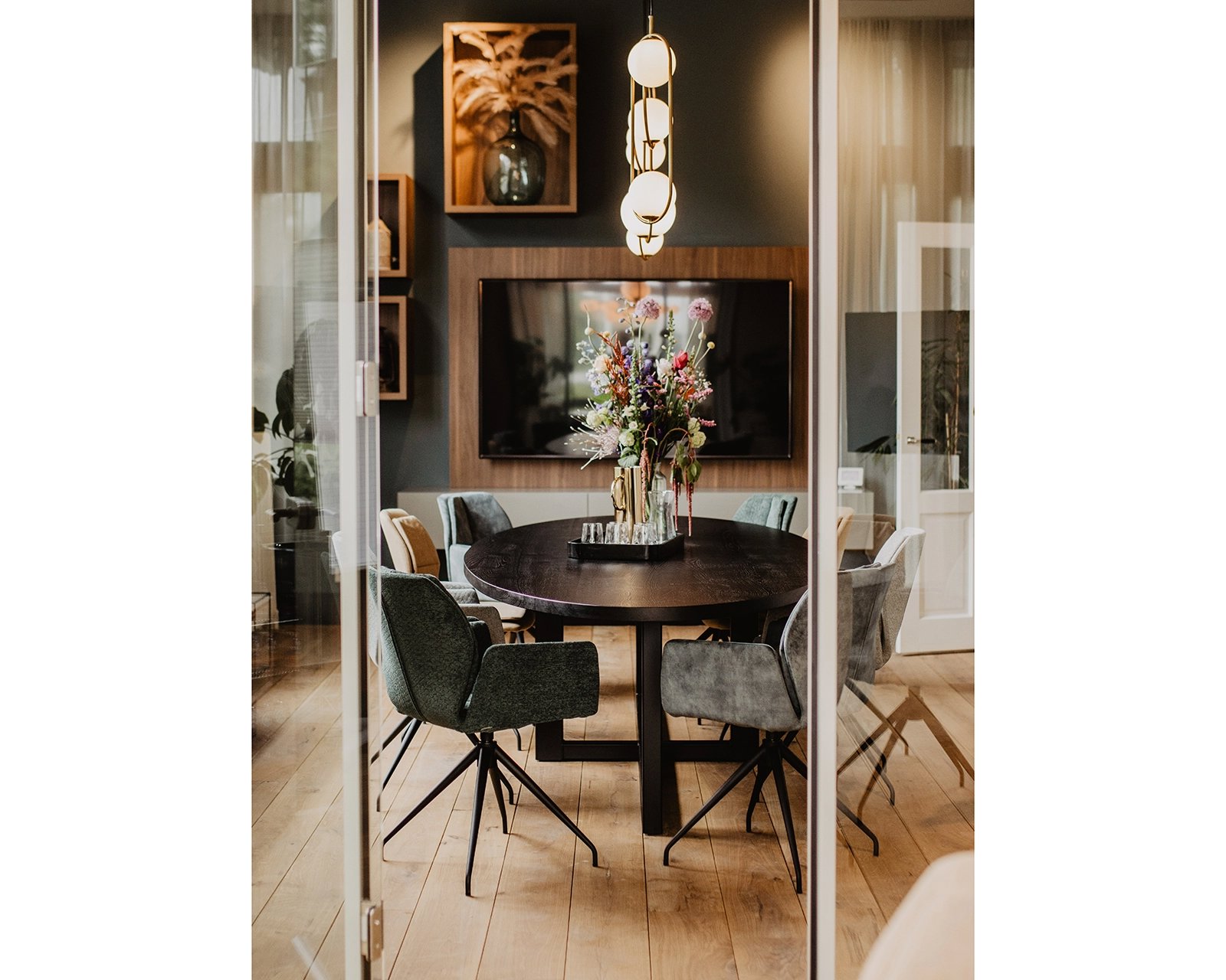 Ovale eikenhouten eettafel Louise, deep black (9005) met Mood #96 eetkamerstoelen in diverse materialen en kleuren.