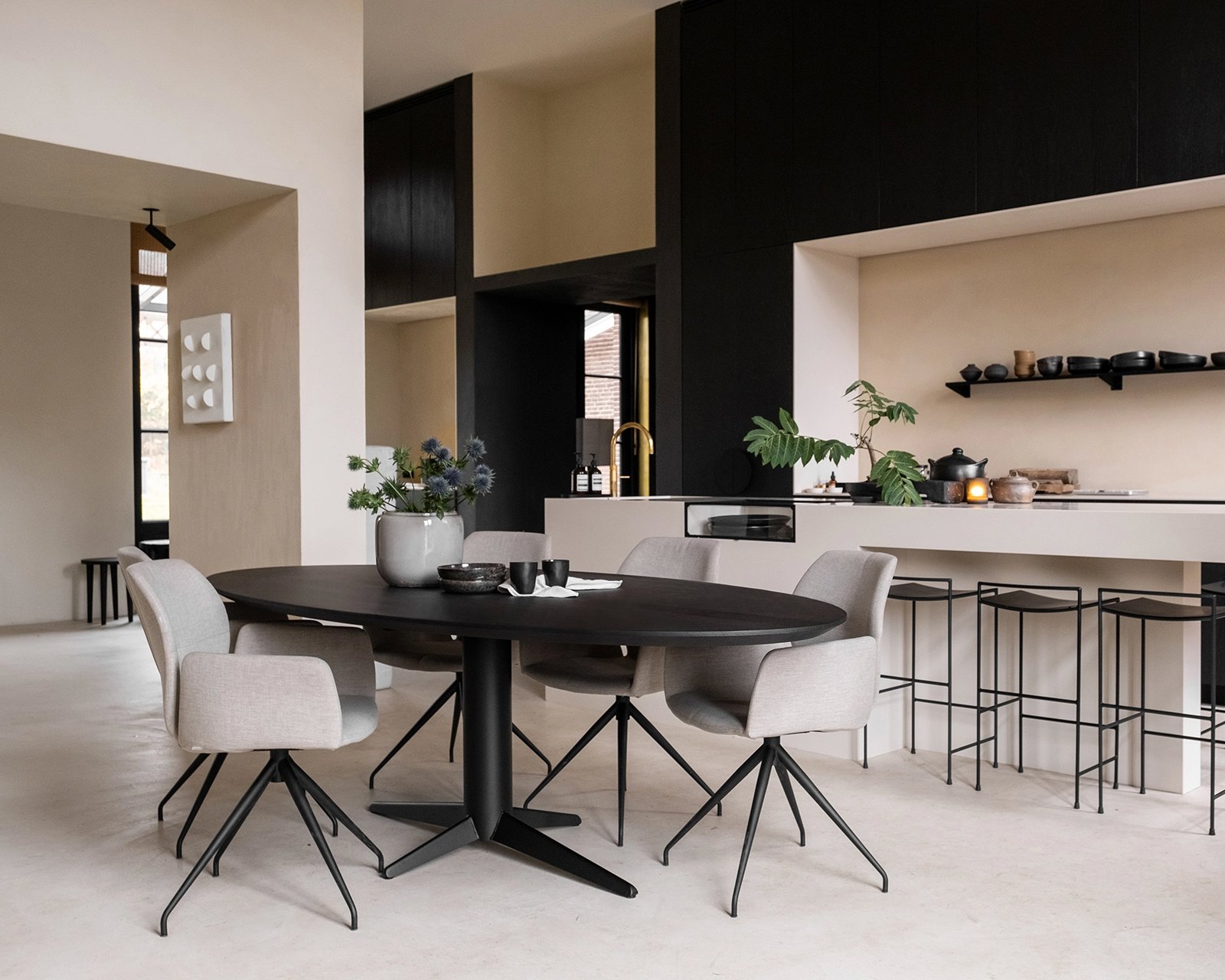 Ovale eikenhouten eettafel Ludovic met de Mood #95 eetkamerstoelen.