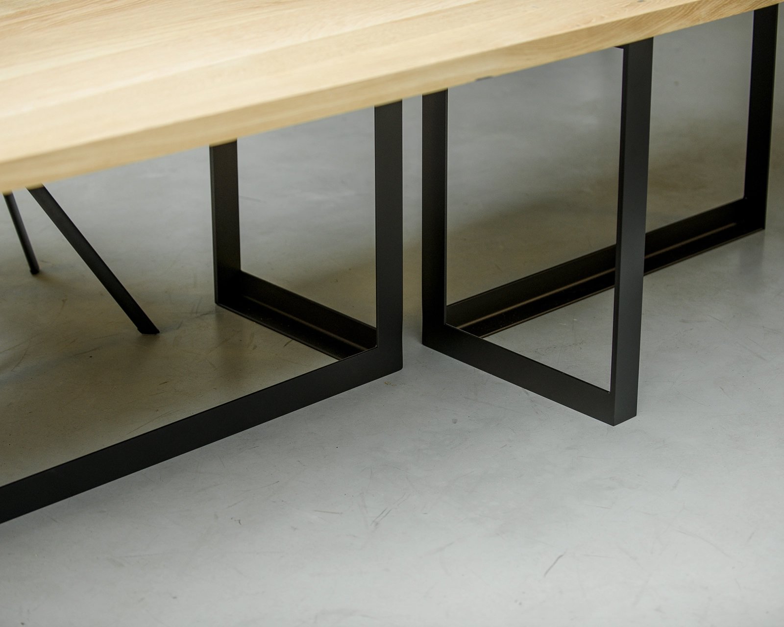 Ovale eettafel eikenhout met onderstel Marly | Table du Sud