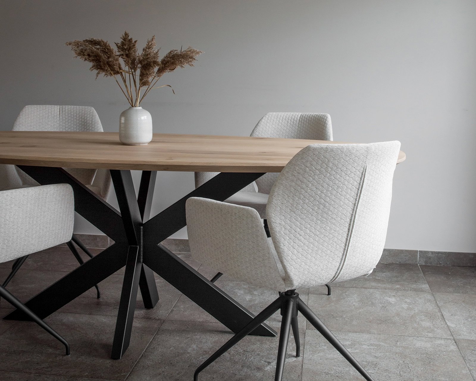 Ovale eettafel eikenhout black smoke intense met onderstel XX-poot 10x4 | Table du Sud