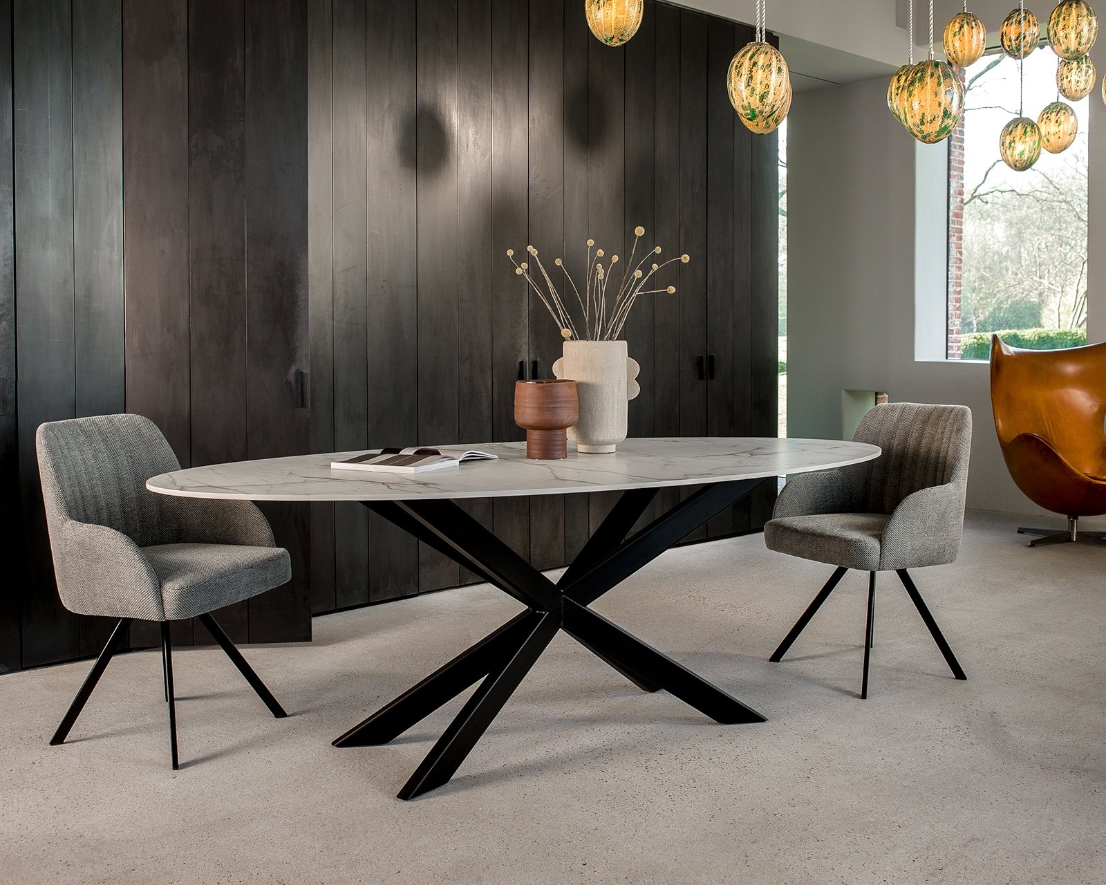 Ovale keramische eettafel Gap, golden white satin. Mila eetkamerstoel in Silent - 60.