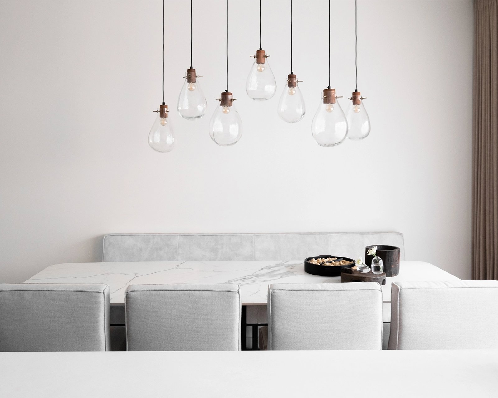 Keramische eettafel 240x100 cm in Statuario Satin met eetkamerbank Le Mans in Adore - Ecru 102 en Le Mans eetkamerstoelen in Board - Natural 01. 