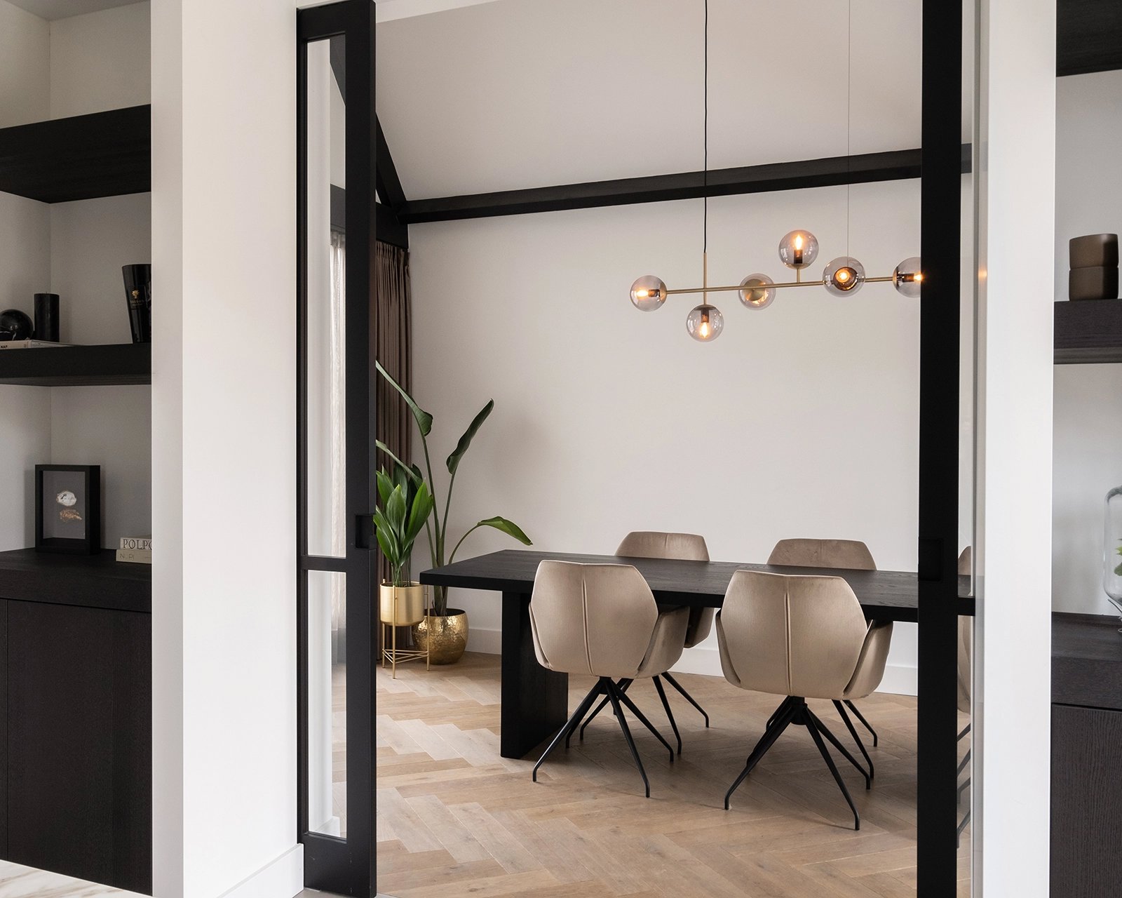 Bonqui eettafel met de Mood #95 eetkamerstoelen in Juke - khaki.