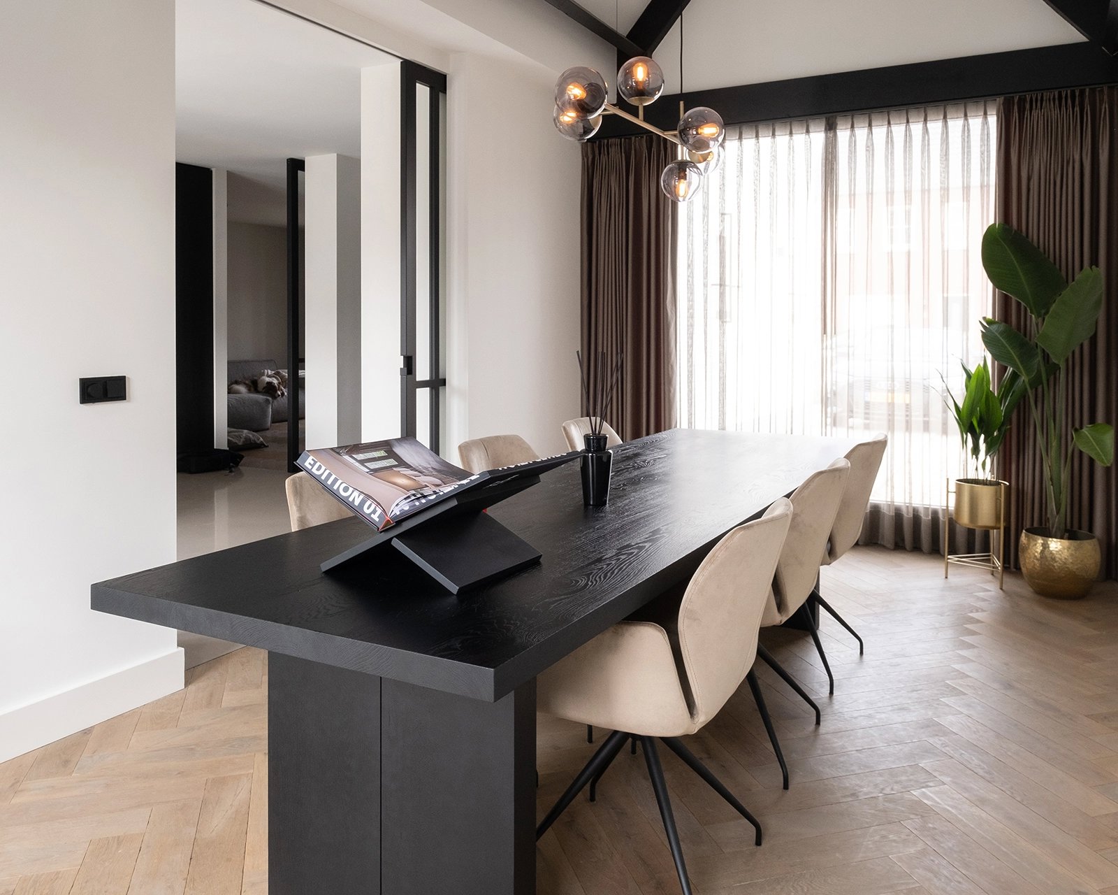 Bonqui eettafel met de Mood #95 eetkamerstoelen in Juke - khaki.