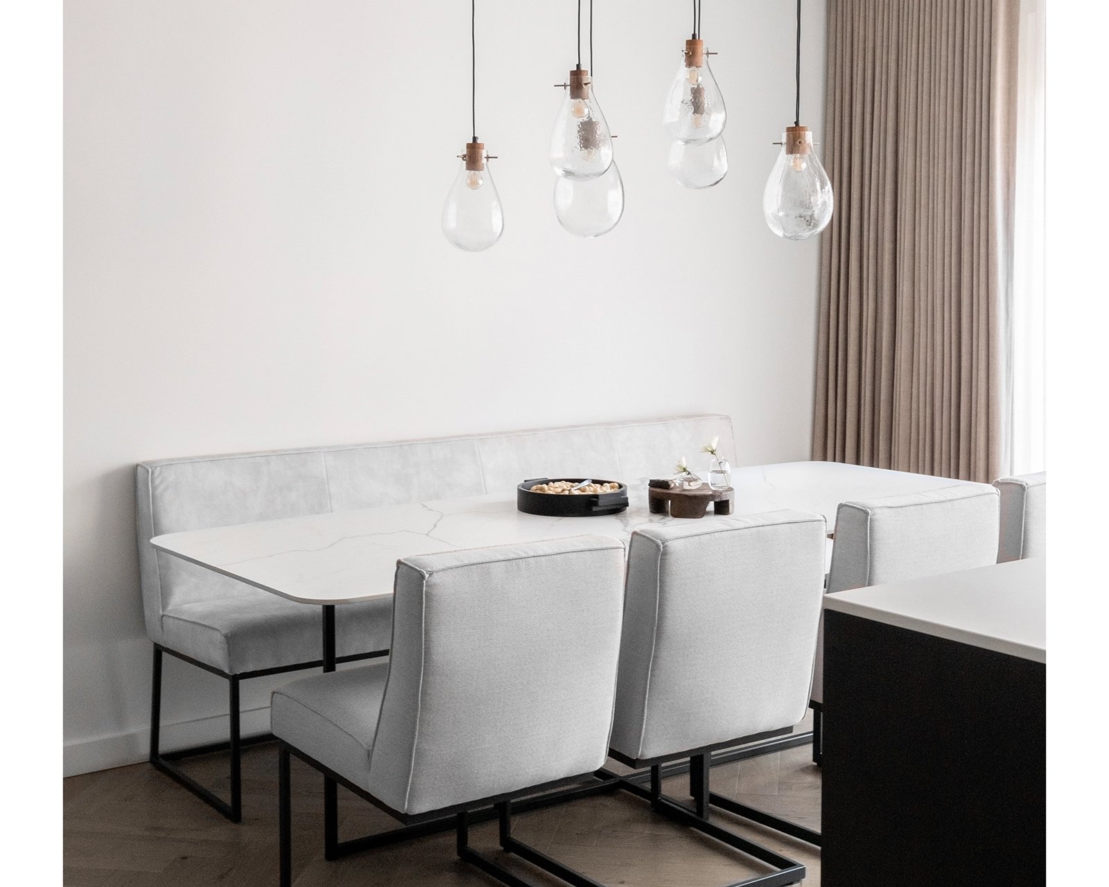 Keramische eettafel 240x100 cm in Statuario Satin met eetkamerbank Le Mans in Adore - Ecru 102 en Le Mans eetkamerstoelen in Board - Natural 01. 