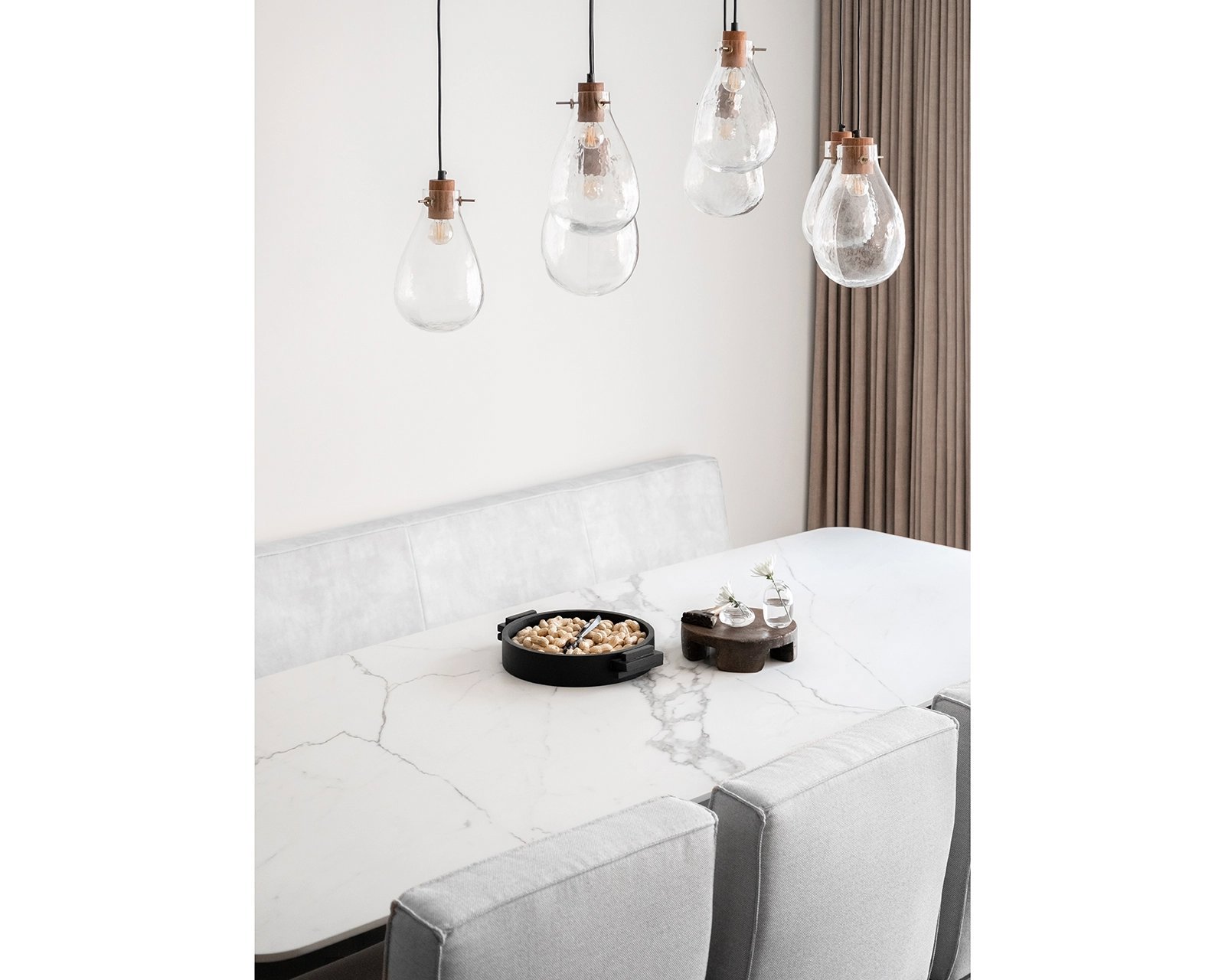 Keramische eettafel 240x100 cm in Statuario Satin met eetkamerbank Le Mans in Adore - Ecru 102 en Le Mans eetkamerstoelen in Board - Natural 01. 