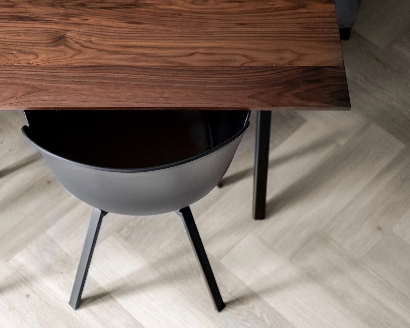 Rechthoekige_notenhouten_eettafel_lachaud9