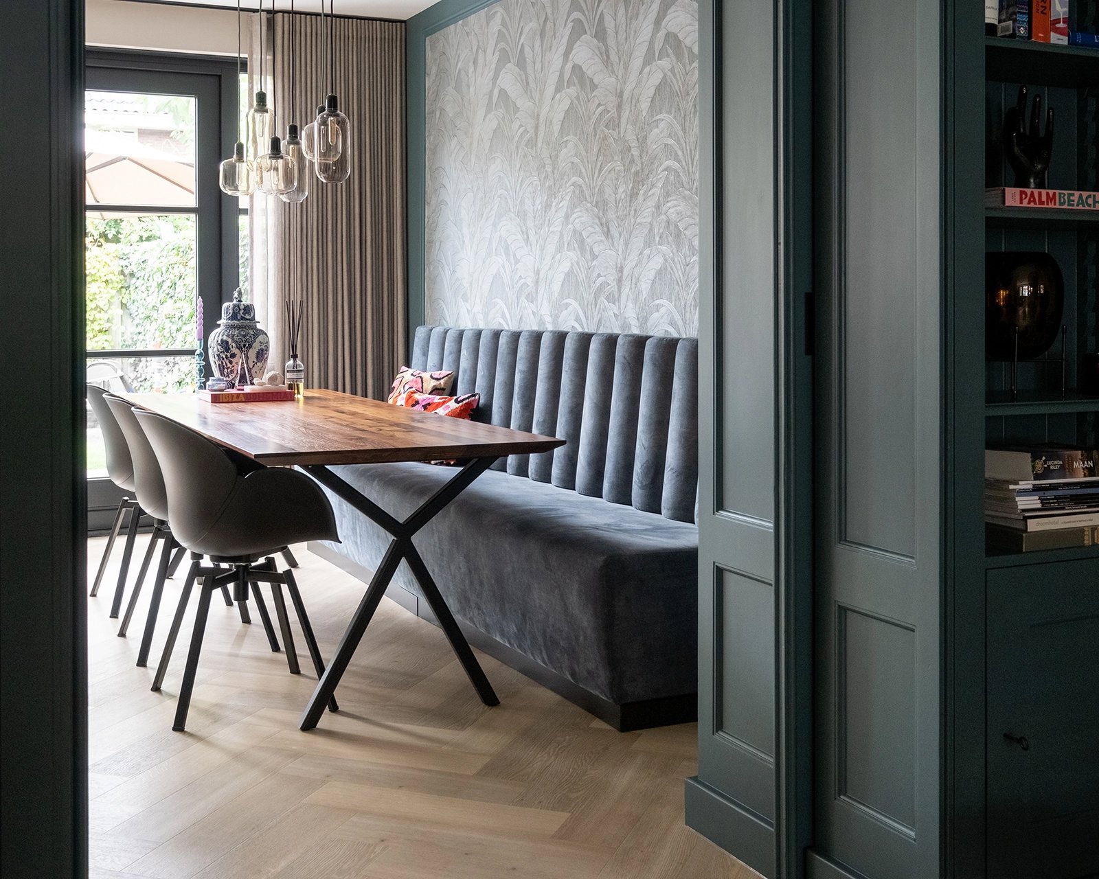 Rechthoekige_notenhouten_eettafel_lachaud4