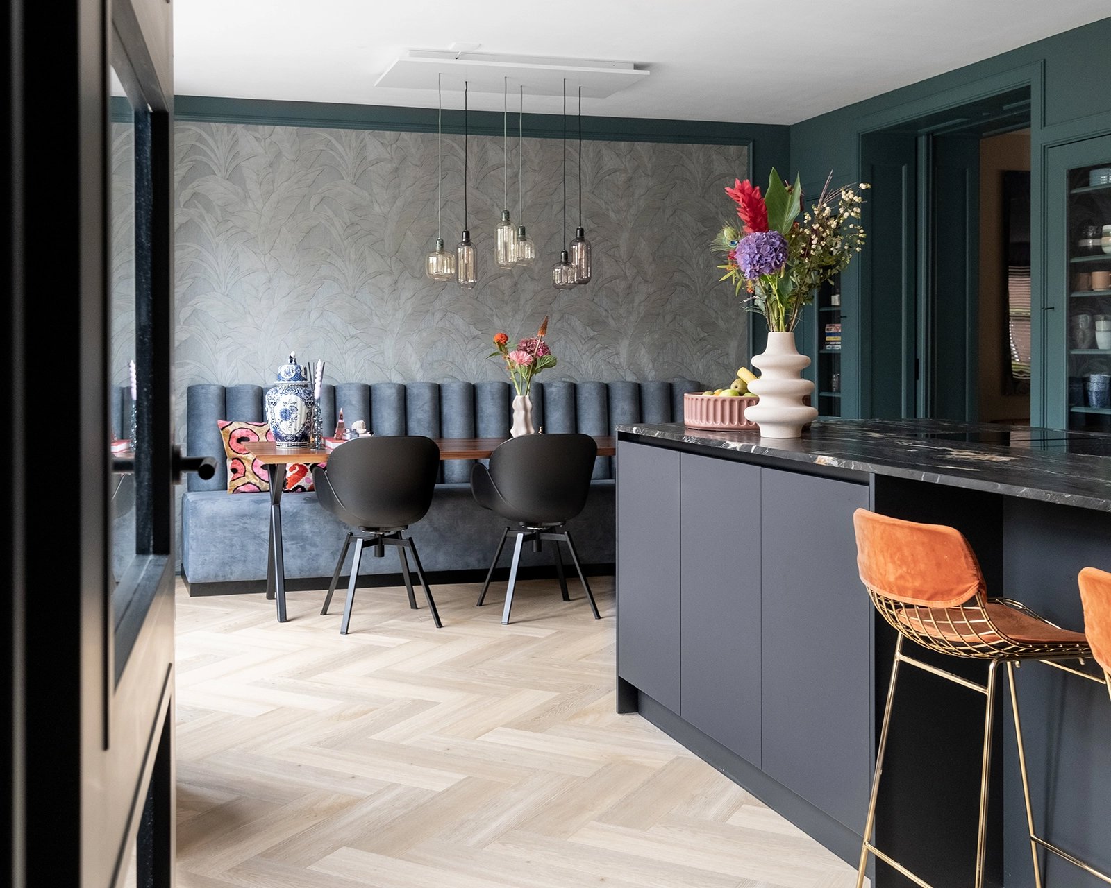 Rechthoekige_notenhouten_eettafel_lachaud