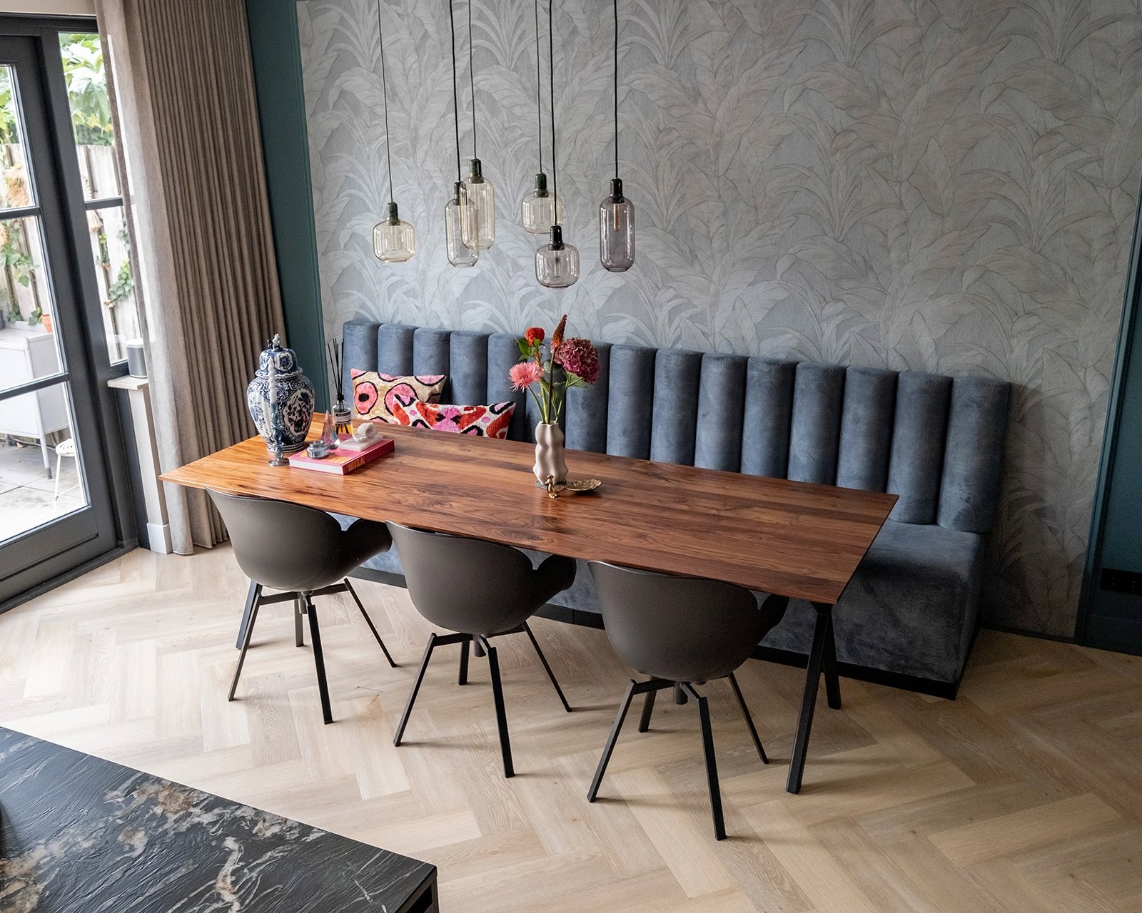 Rechthoekige_notenhouten_eettafel_lachaud3