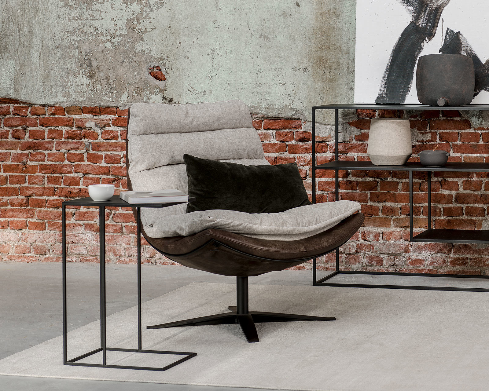 Materiaal: unit - sesame (in) africa leder - tobacco (out). Sidetable Saoul en bijzettafel Bacu. Vloerkleed Eef.