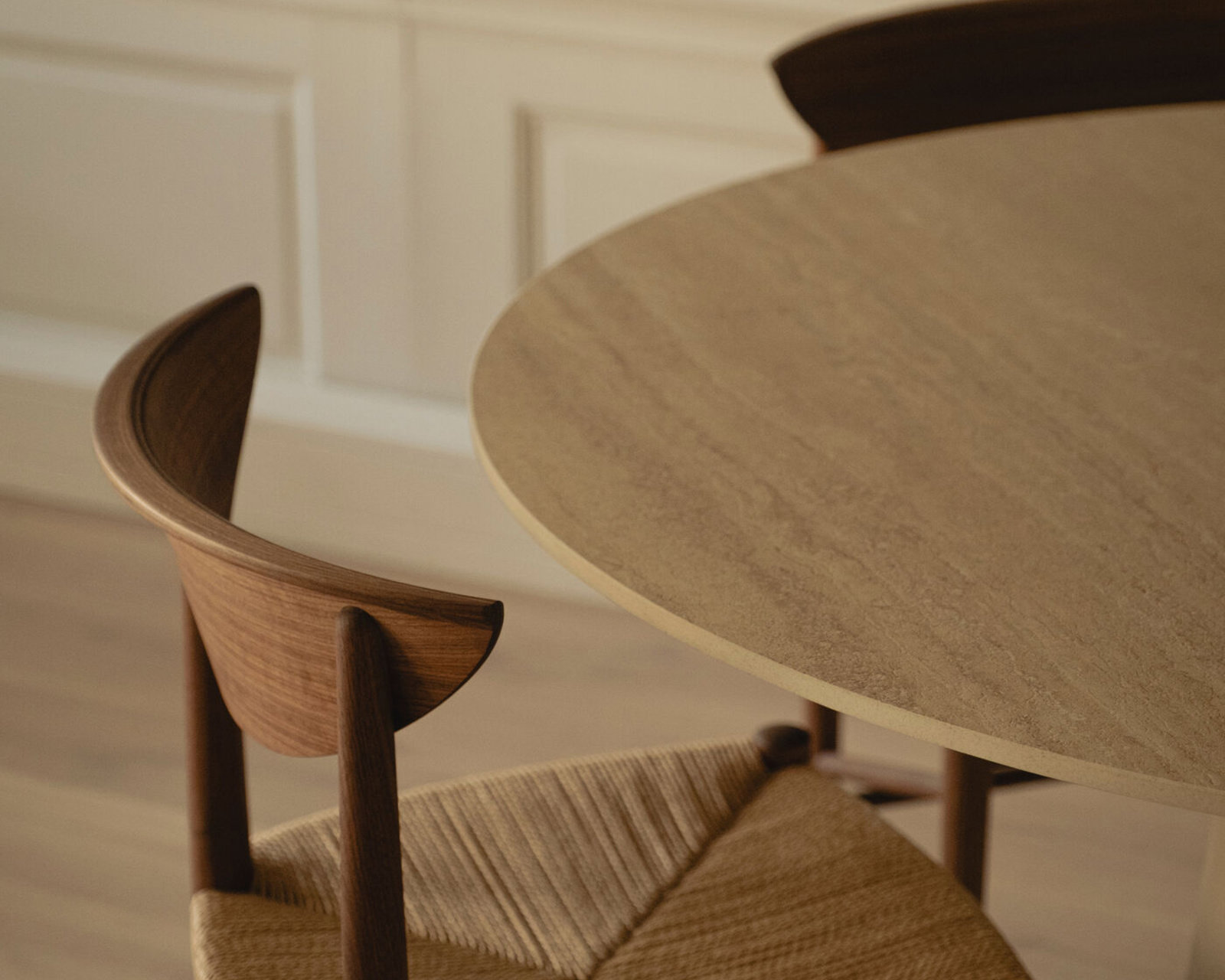 Ronde keramische eettafel Zizou met een designer eetkamerstoe