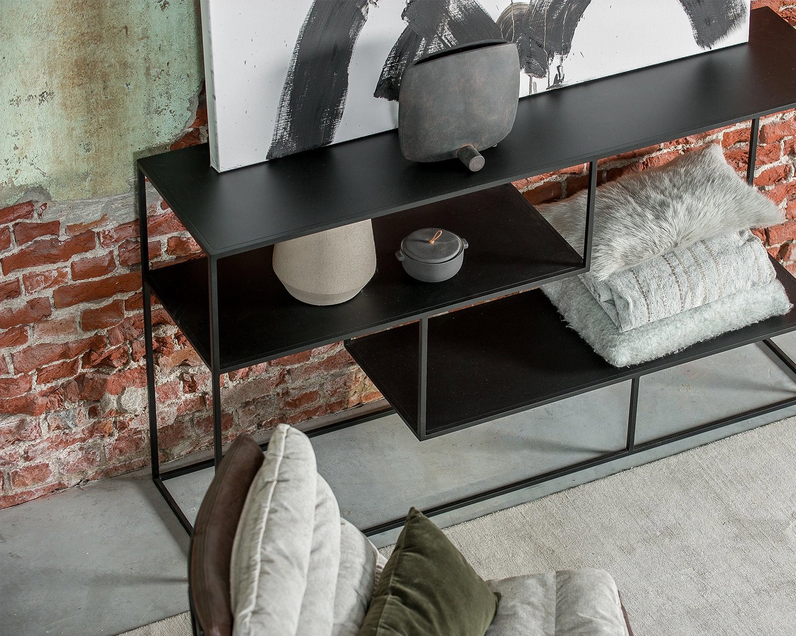 Sidetable Saoul en bijzettafel Bacu. Fauteuil Danichi in unit - sesame (in) africa leder - tobacco (out). Vloerkleed Eef.