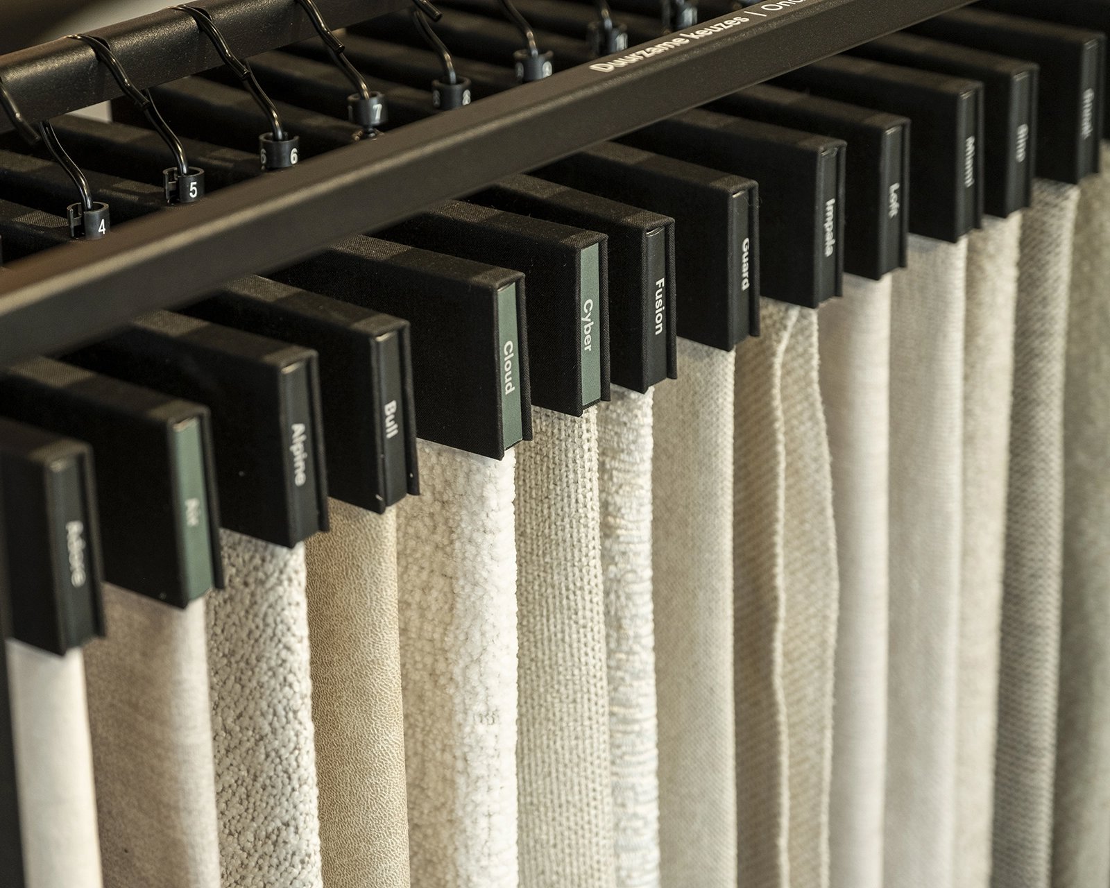 Op deze afbeelding is een kar met stofstalen te zien van de Table du Sud Choice collectie