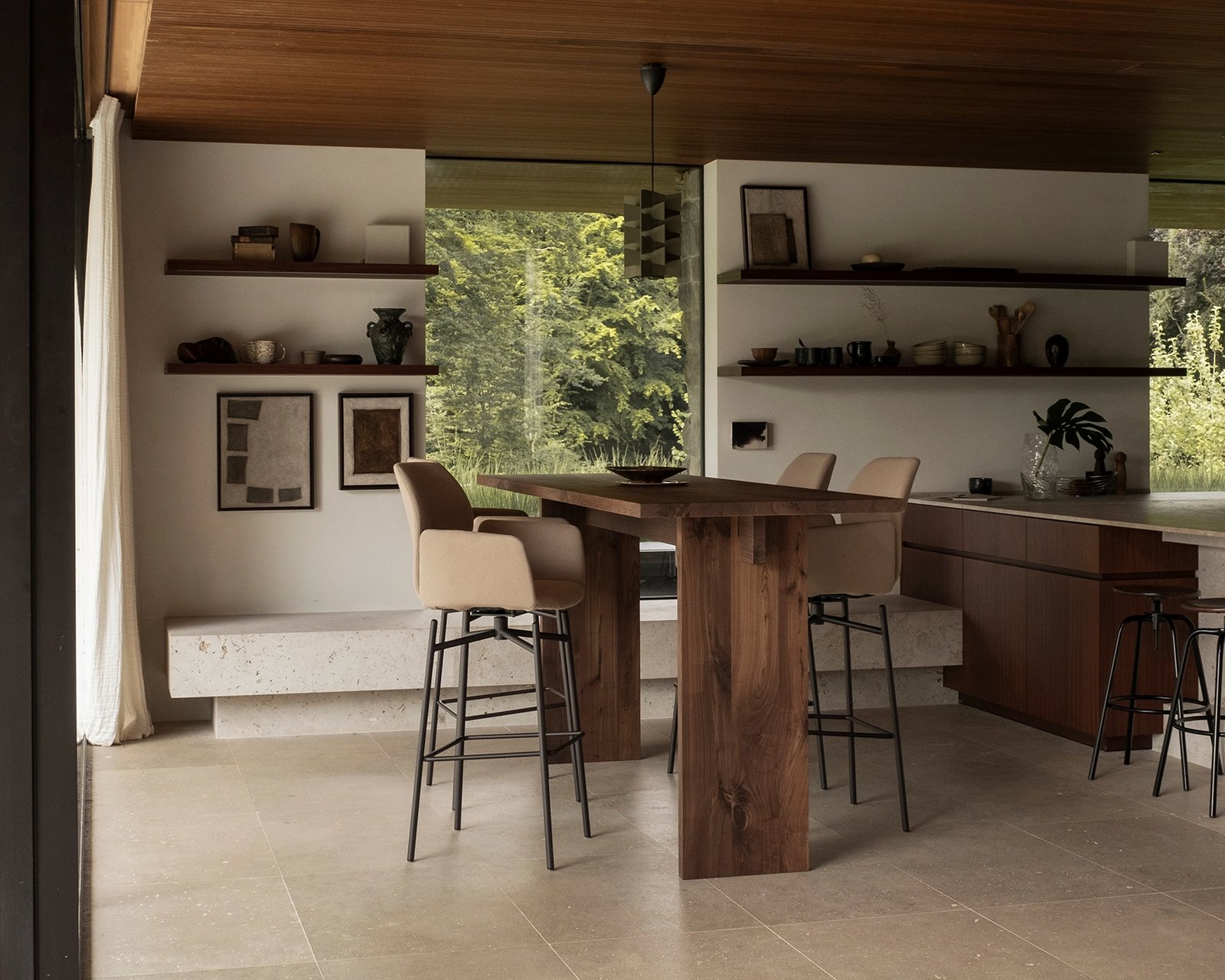 Zie hier onze designer Anne Claus bartafels met notenhouten poten.