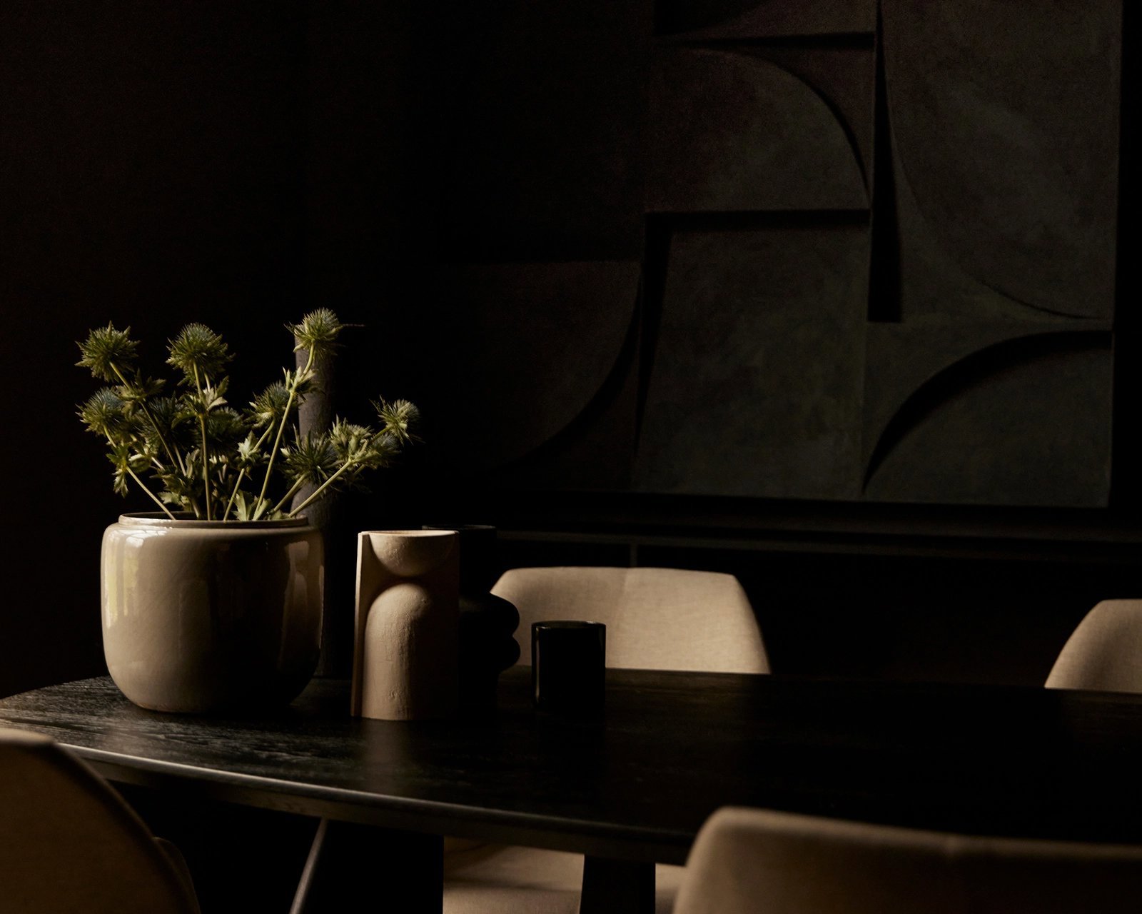 Table du Sud X Art in Return eettafel in deep black (9005) en de Mood #95 eetkamerstoel in mango - sand.