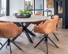 Ronde eettafel eikenhout met onderstel Arlette in sfeervolle woonkame| Table du Sud