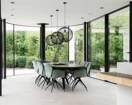 Ovale eettafel eikenhout met onderstel Eminent in sfeervolle woonkamer met Mood stoelen | Table du Sud