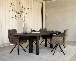 Kiezelvormige-pippa-met-decio-stoelen