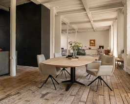 Ludovic-met-decio-stoelen2