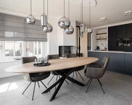 ovale-gap-met-seattle-stoelen3