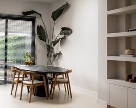 Ovale eettafel eikenhout met onderstel Eqone in sfeervolle woonkamer | Table du Sud