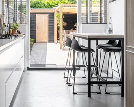 Rechthoekige bartafels in diverse materialen met onze populaire H poot. 