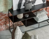 Sidetable Saoul en bijzettafel Bacu. Fauteuil Danichi in unit - sesame (in) africa leder - tobacco (out). Vloerkleed Eef.