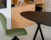 Ovale eikenhouten eettafel Lachaud. Mood #91 in berry - green.