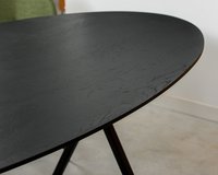 Ovale eikenhouten eettafel Lachaud. Mood #91 in berry - green.