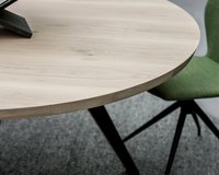 Ronde eettafel van eikenhout met een Savie onderstel in een close up | Table du Sud
