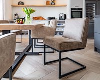 Le Mans stoel: cowboy stof - stone 809. Brest stoel: cowboy stof - natural 200. Le Mans eetkamerbank: cowboy stof - stone 809. Rechthoekige eiken houten eettafel Felix.