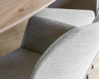 Materiaal: berry - beige. Deens ovale eikenhouten tafel met Lachaud poot.