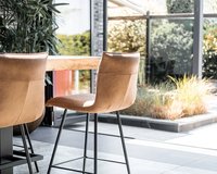 Materiaal: colorado L60 - cognac. Suar bartafel 200x90 cm met Ariane poot.