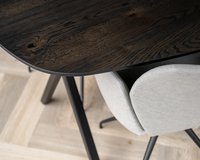 Deens ovale eikenhouten eettafel Lachaud, black smoke intense. Mood #95 stoelen in mango - beige.