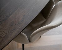Deens ovale eikenhouten eettafel Lachaud, black smoke intense. Mood #95 stoelen in mango - beige.