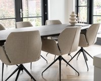 Deens ovale eikenhouten eettafel Lachaud, black smoke intense. Mood #95 stoelen in mango - beige.