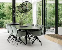 Ovale eettafel eikenhout met onderstel Eminent in sfeervolle woonkamer met Mood stoelen | Table du Sud