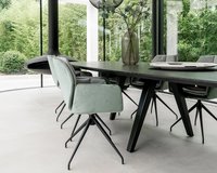 Ovale eettafel eikenhout met onderstel Eminent in sfeervolle woonkamer met Mood stoelen | Table du Sud