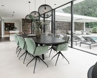 Ovale eettafel eikenhout met onderstel Eminent in sfeervolle woonkamer met Mood stoelen | Table du Sud