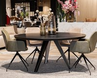Ronde eettafel van eikenhout met een Savie onderstel in de showroom | Table du Sud