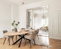 Ovale eikenhouten eettafel Gap met Billy stoelen in papyrus - 07. Moderne bank Fox in Karoo - 01 zand en kiezelvormige salontafel set Gabri.