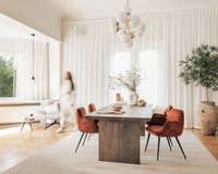 Rechthoekige eikenhouten eettafel Bonqui met de Mood #101 PM11 eetkamerstoelen in Genova Rost.